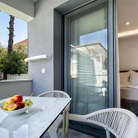 Upartments Ξενοδοχείο με διαμερίσματα 3*